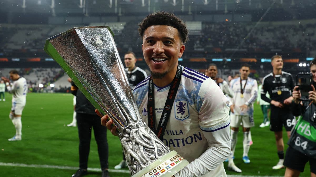 Jugador sosteniendo trofeo de la UEFA Europa League