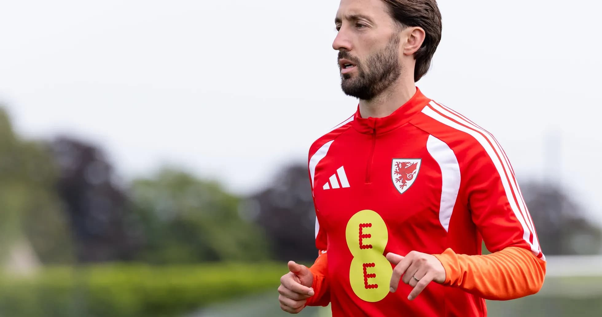 Jugador entrenando con camiseta roja en campo