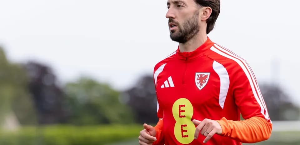 Jugador entrenando con camiseta roja en campo