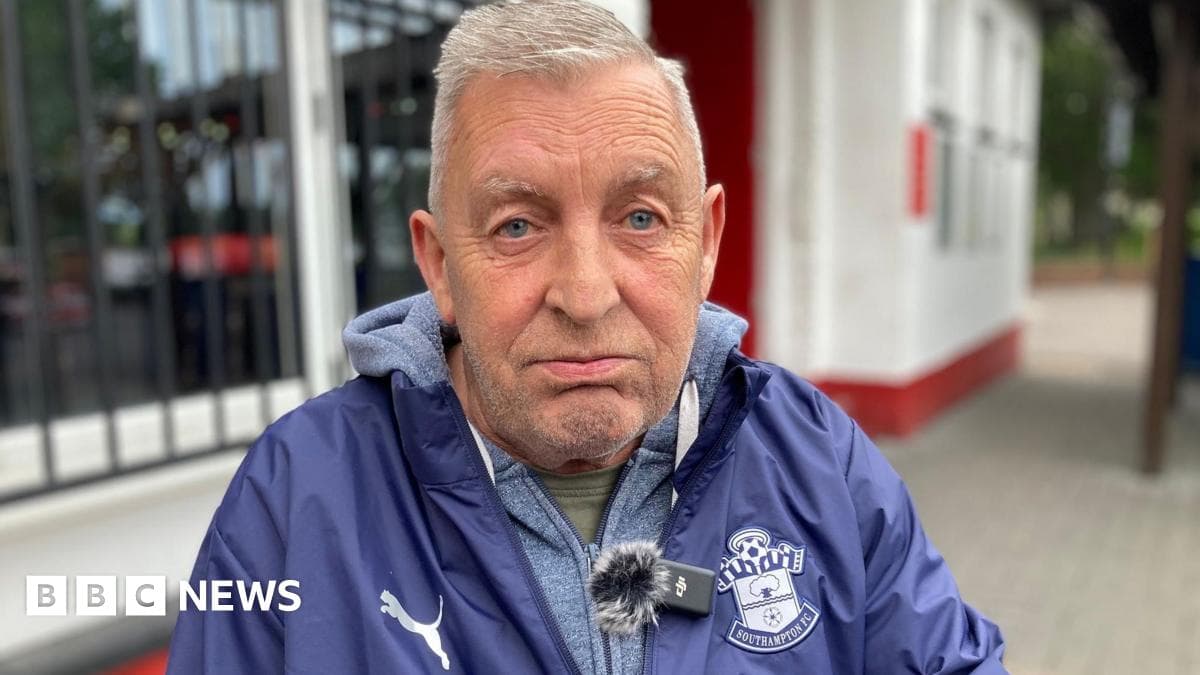 Hombre con chaqueta de Southampton FC sentado afuera