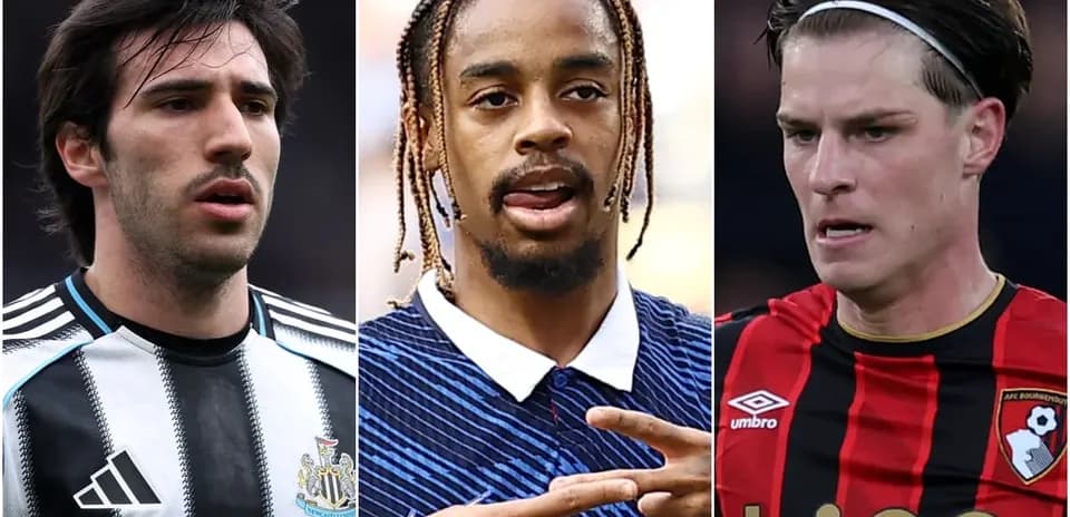 Tres jugadores de fútbol en diferentes uniformes