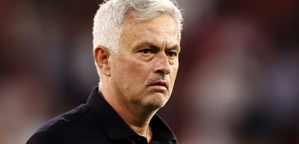Entrenador observando el partido desde la línea lateral