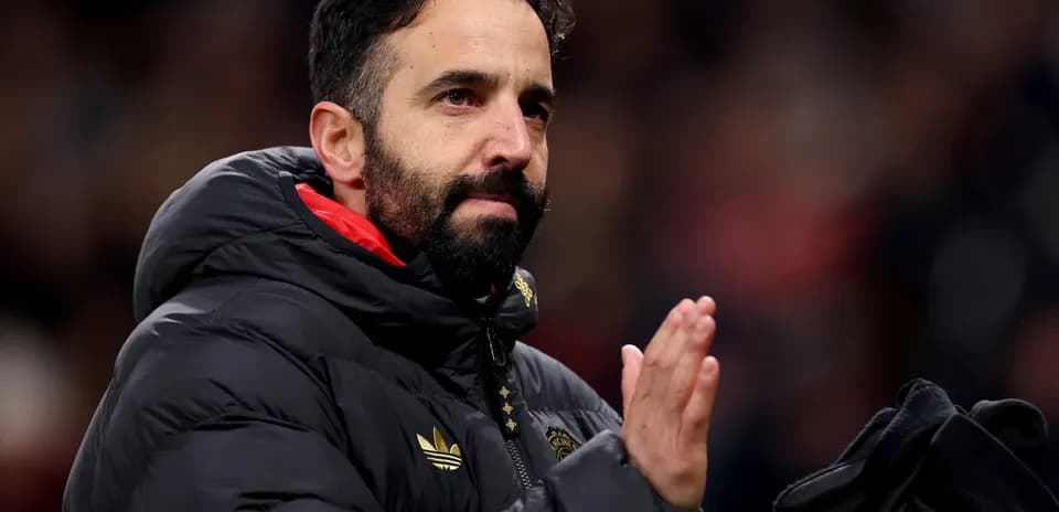 Entrenador saludando a la afición en el estadio