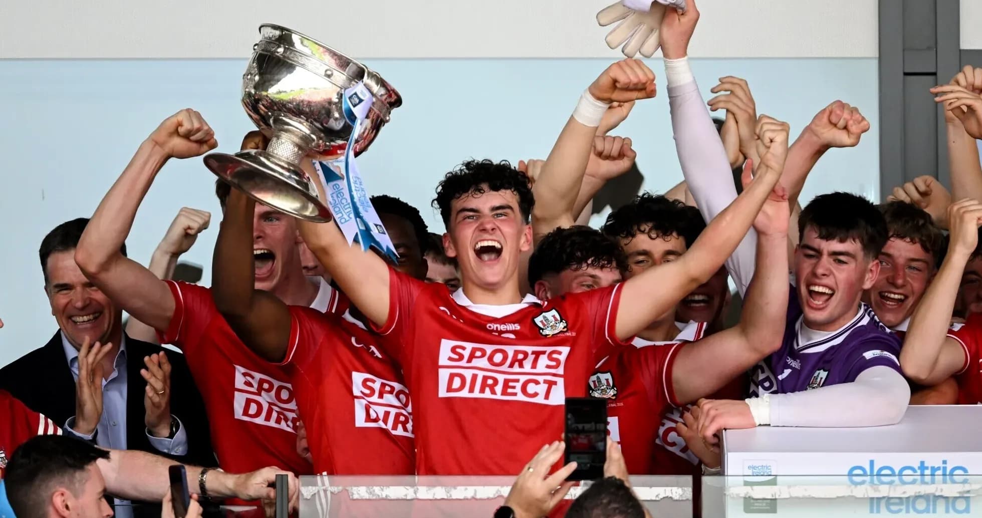 Jugadores celebrando con trofeo en ceremonia de premiación