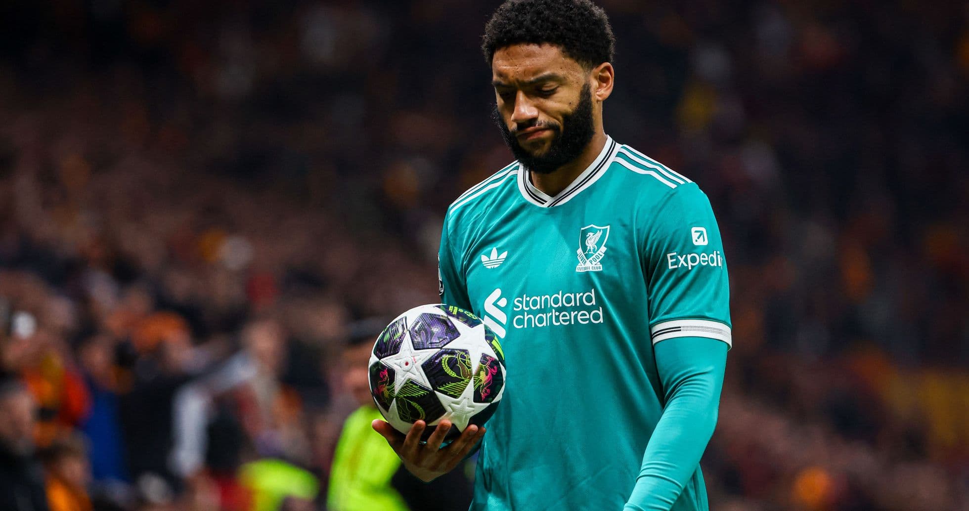 Jugador sosteniendo un balón durante un partido