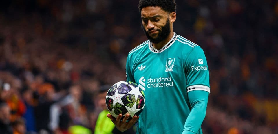 Jugador sosteniendo un balón durante un partido