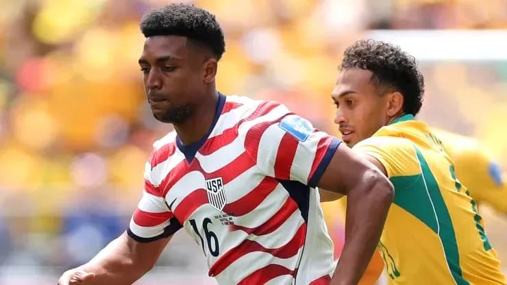 Jugador de Estados Unidos esquivando a oponente australiano