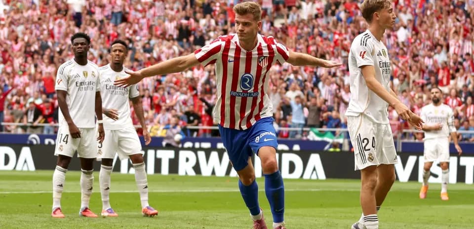 Jugador de Atlético de Madrid celebra un gol marcado