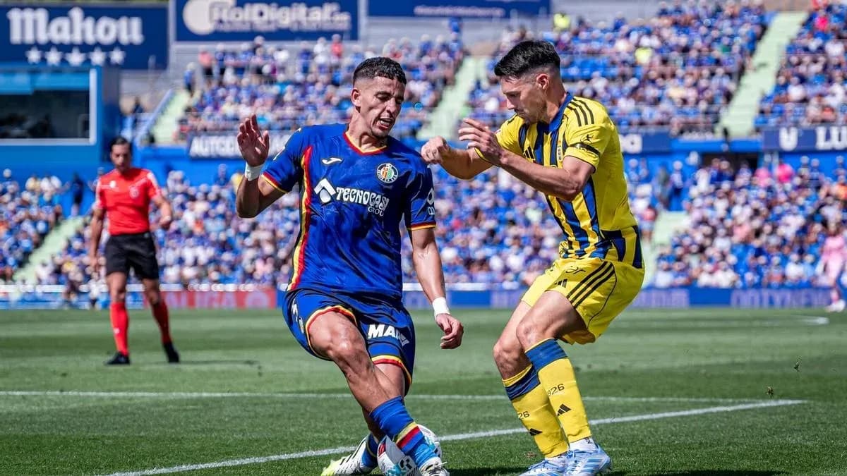 Jugador de Getafe enfrentándose a un jugador de Oviedo