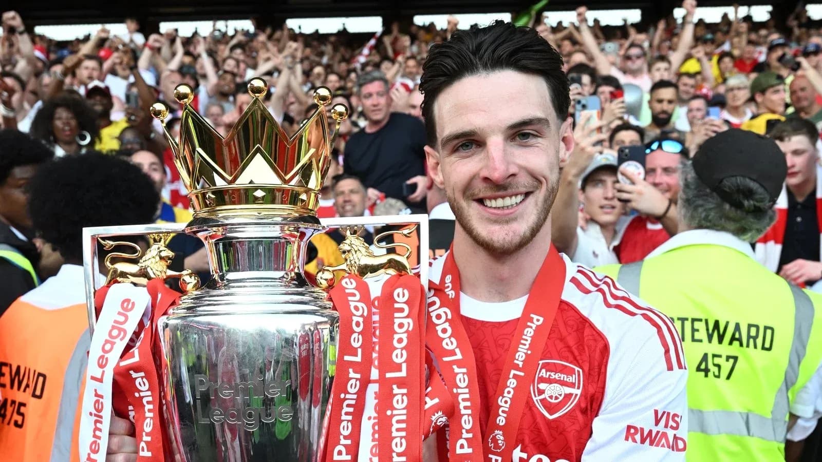 Jugador de Arsenal sosteniendo el trofeo de Premier League