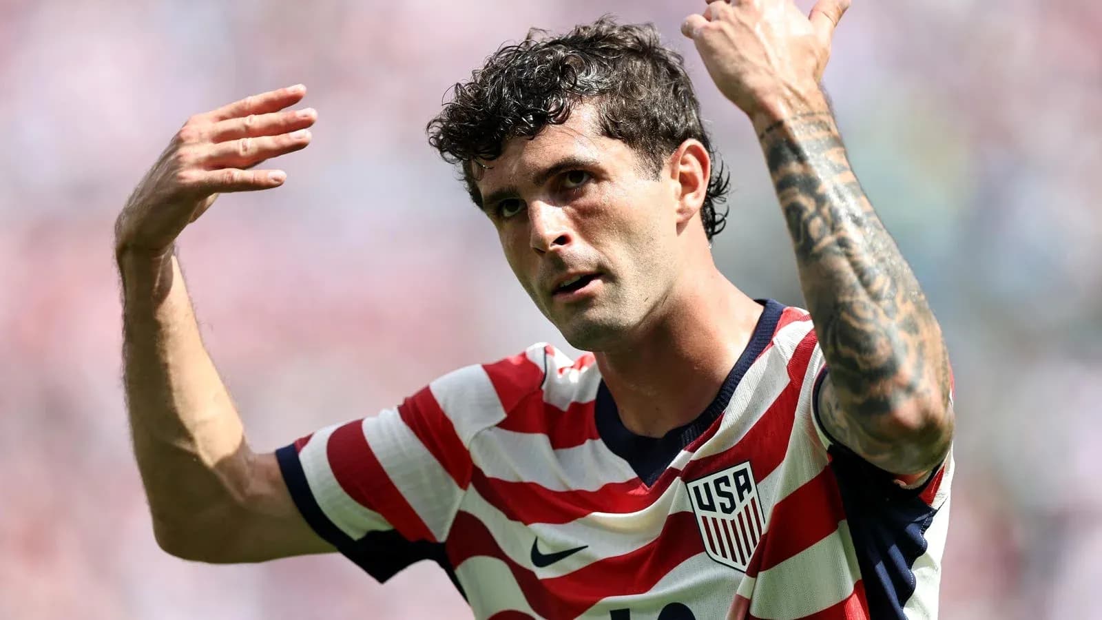 Jugador de la selección de EE. UU. señalando durante el partido