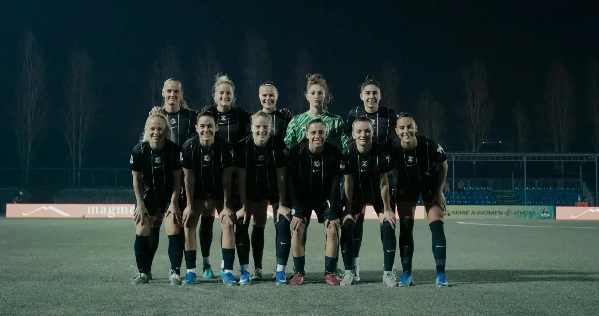 Equipo de fútbol femenino posando para la foto