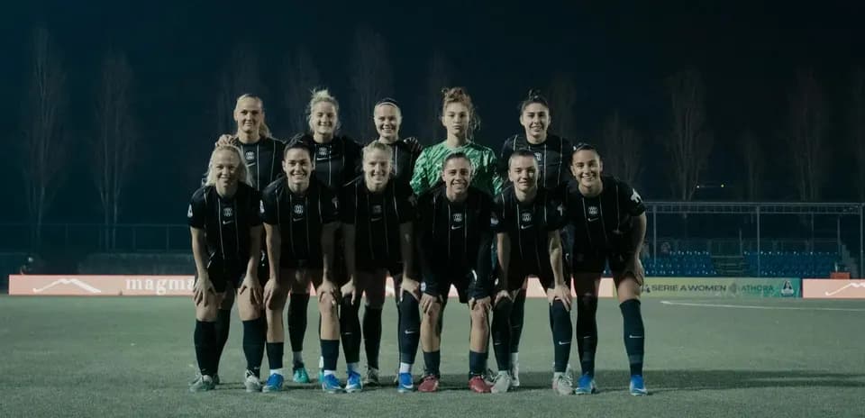Equipo de fútbol femenino posando para la foto