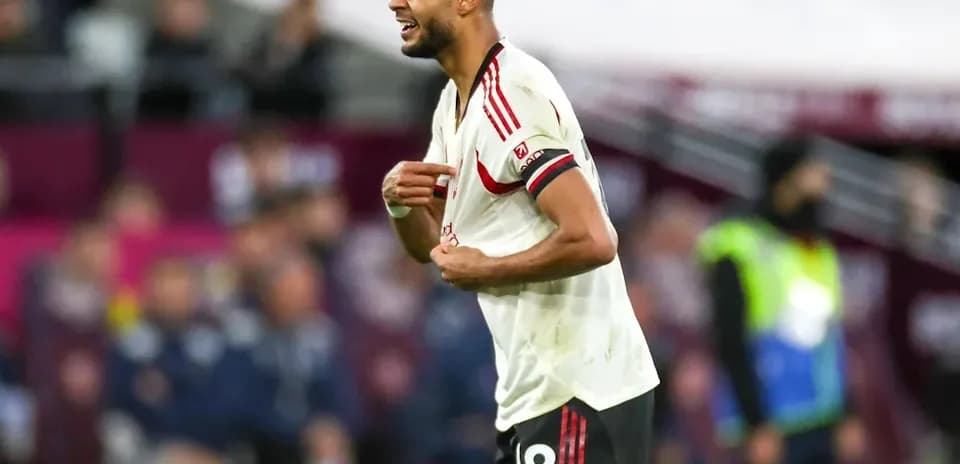 Jugador con camiseta blanca protestando en el campo