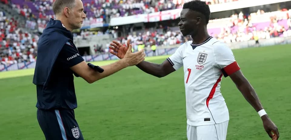 Entrenador y jugador de Inglaterra se saludan tras el partido