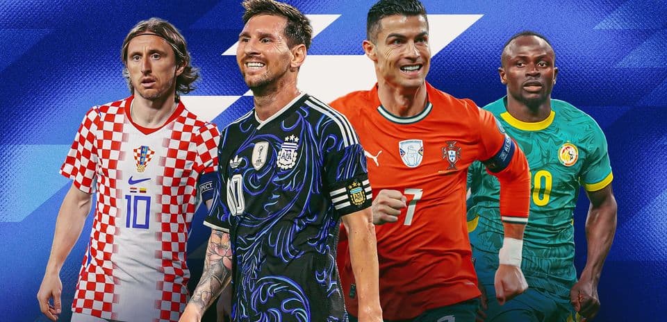 Cuatro jugadores destacados de fútbol en un fondo colorido