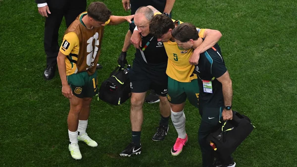Jugador siendo asistido por el personal médico en el campo