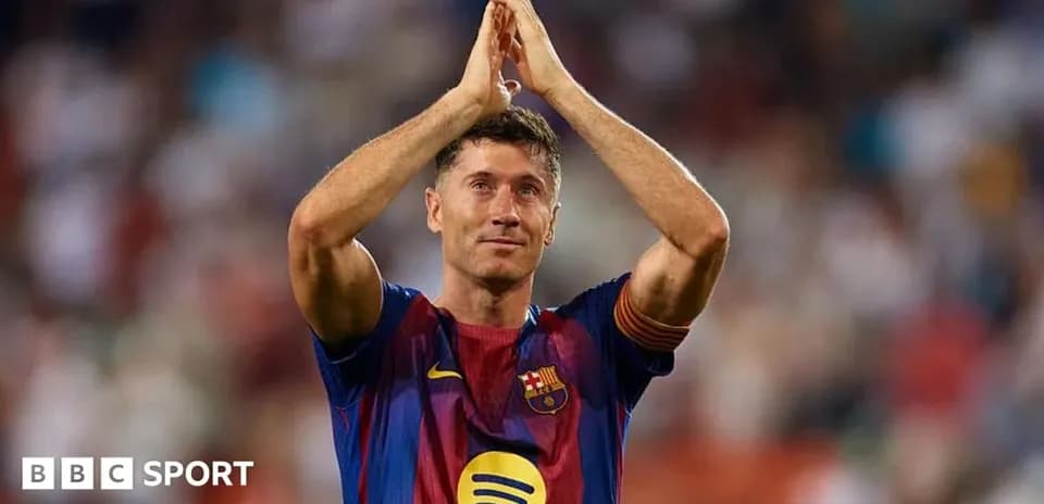 Jugador aplaudiendo a la afición en el estadio