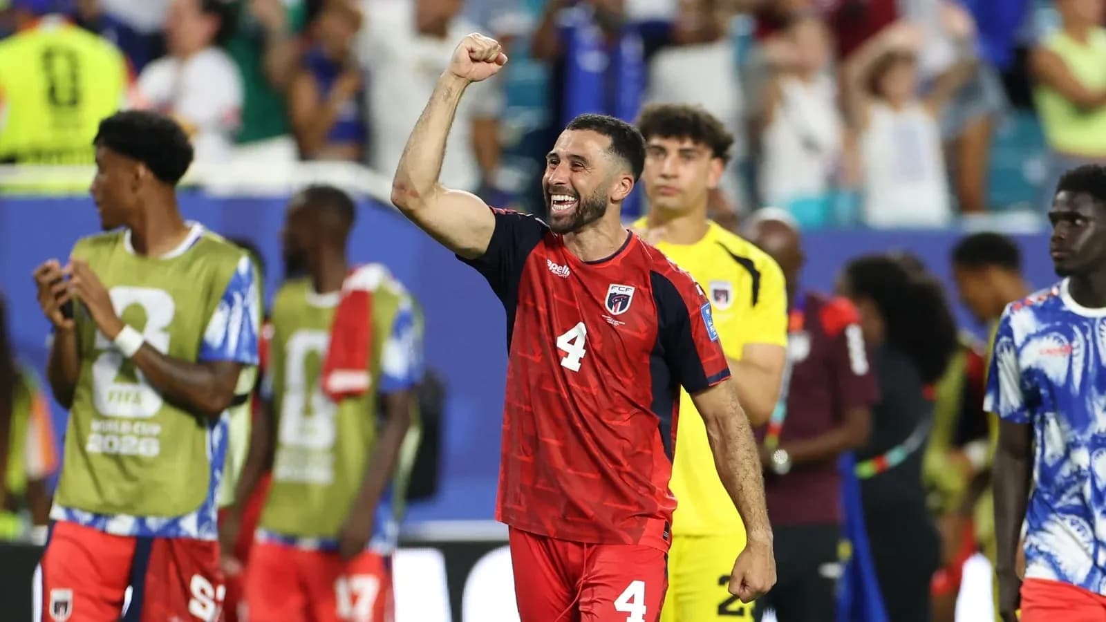 Jugador celebrando con el puño en alto después del partido