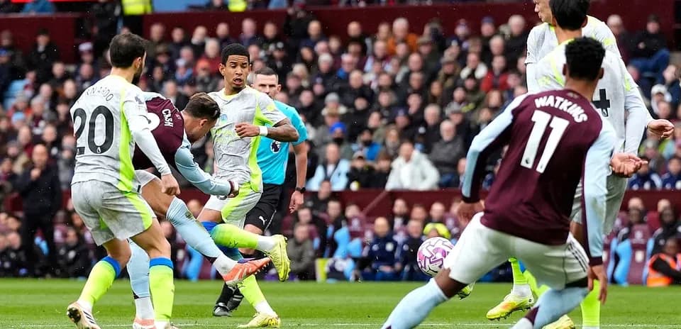 Acción durante el partido Manchester City vs Aston Villa
