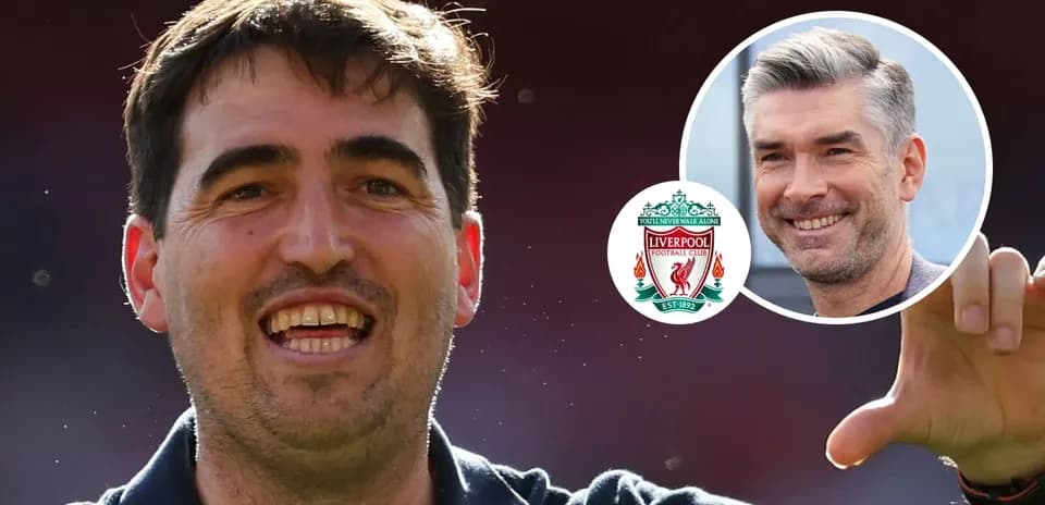 Entrenador sonriendo con logo de Liverpool de fondo
