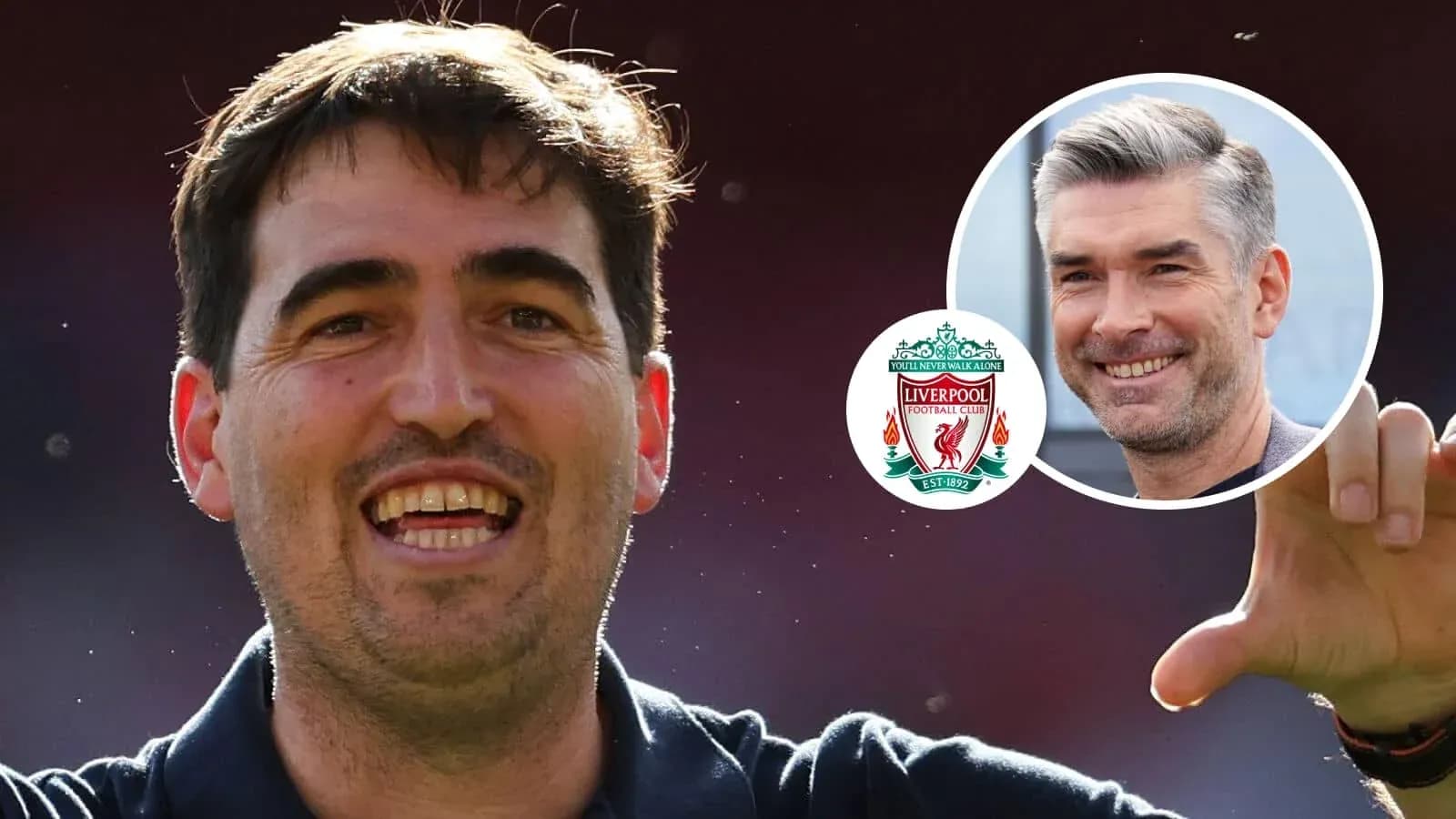 Entrenador sonriendo con logo de Liverpool de fondo