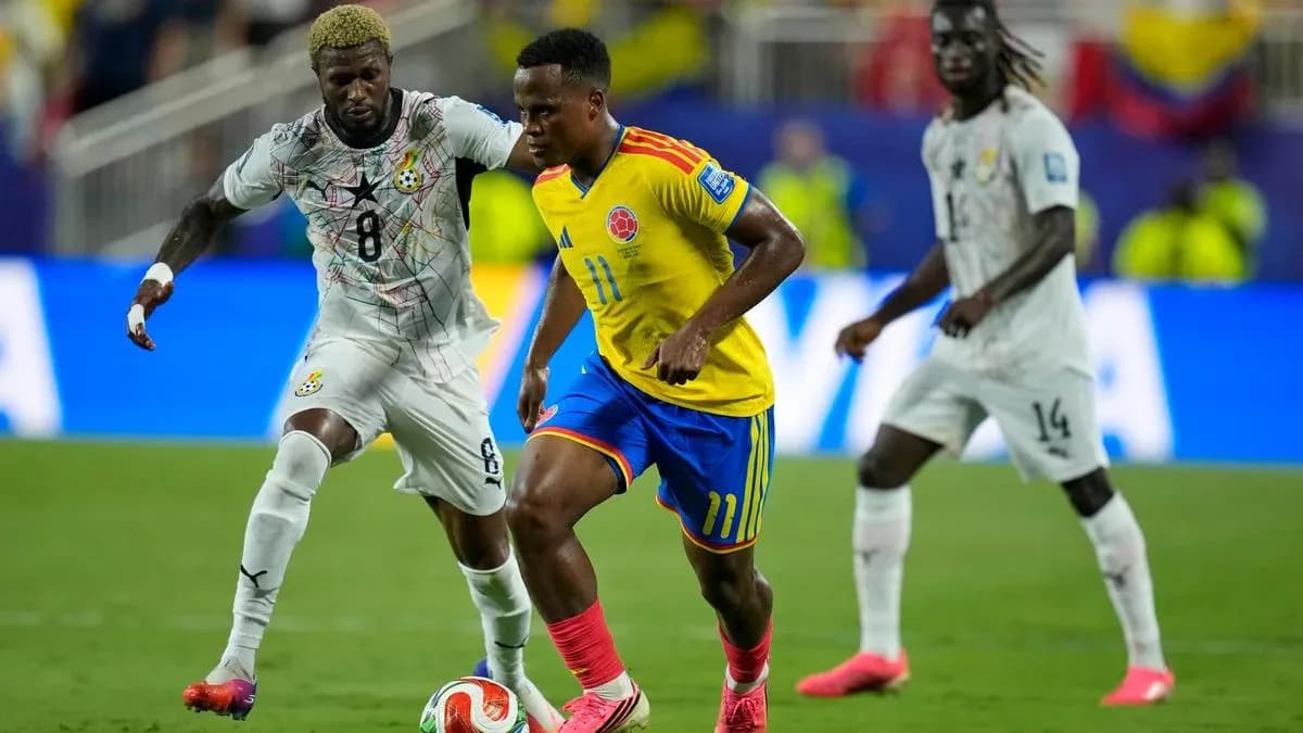 Jugador colombiano driblando a rival ghanés en partido