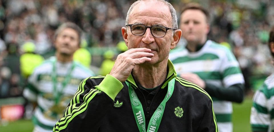 Entrenador en el campo con medalla después del partido