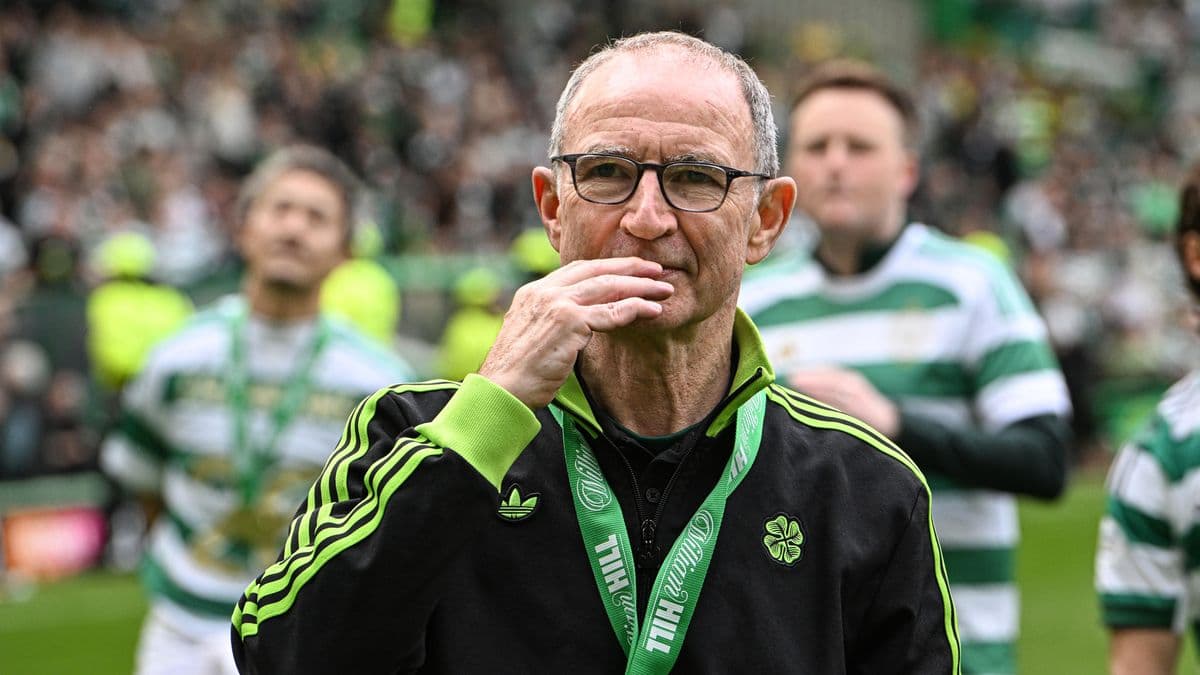 Entrenador en el campo con medalla después del partido