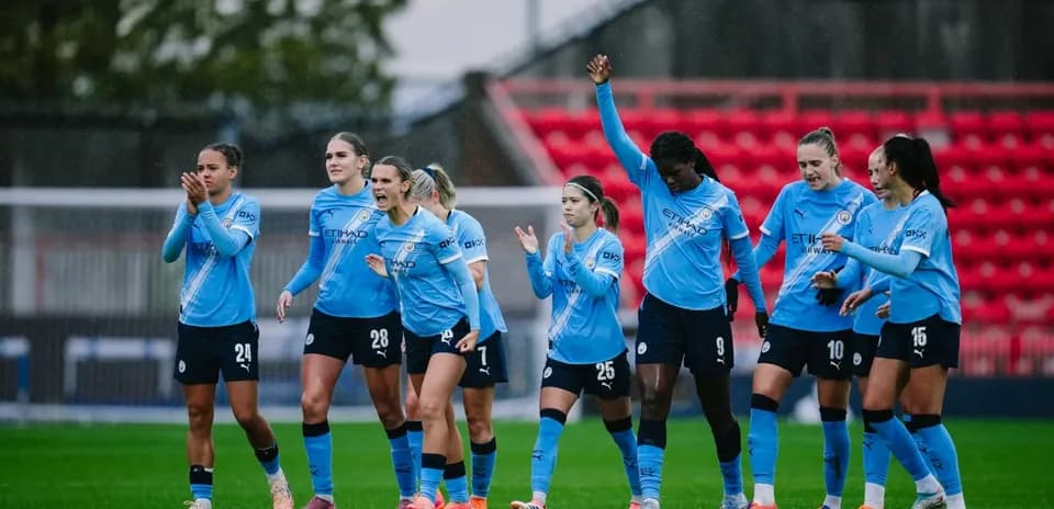 Jugadoras de Manchester City celebrando en el campo