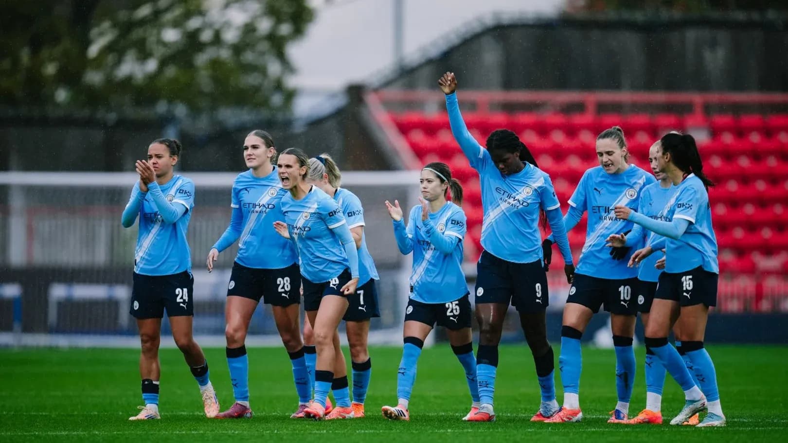 Jugadoras de Manchester City celebrando en el campo