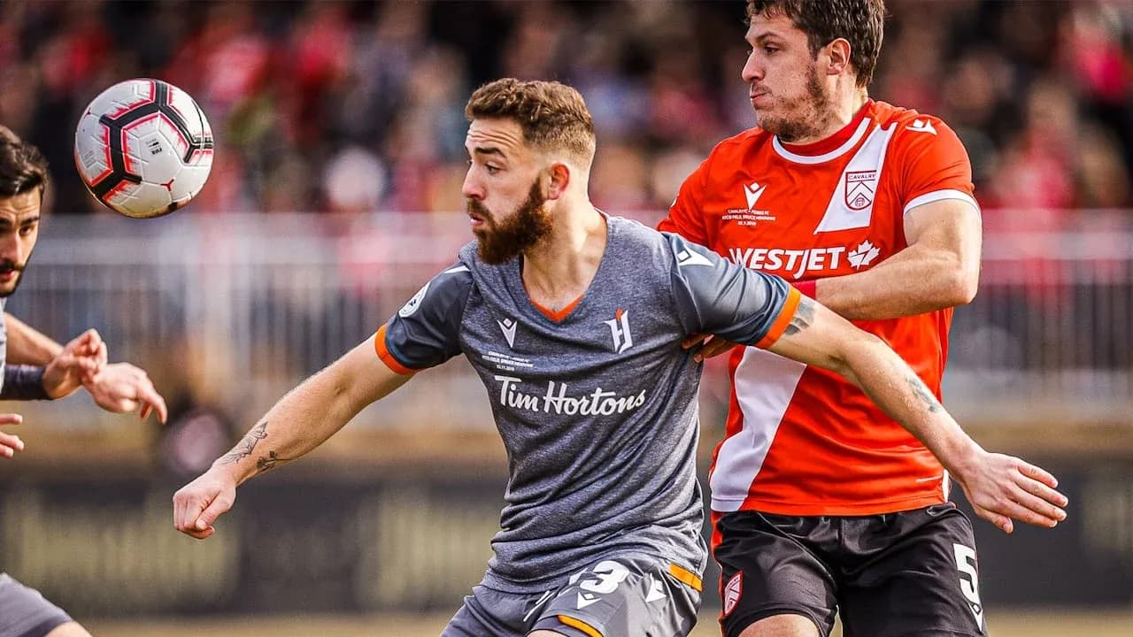 Jugador de Forge compitiendo por el balón