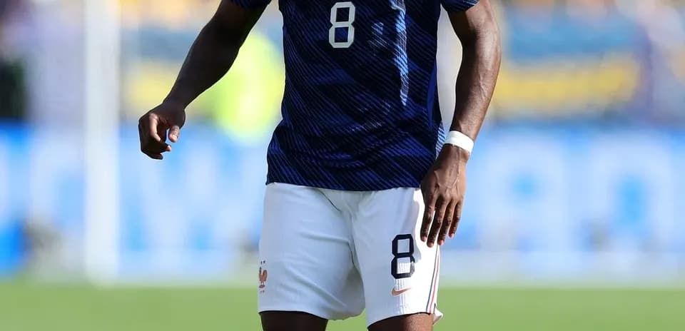 Jugador de Francia en acción con balón durante partido