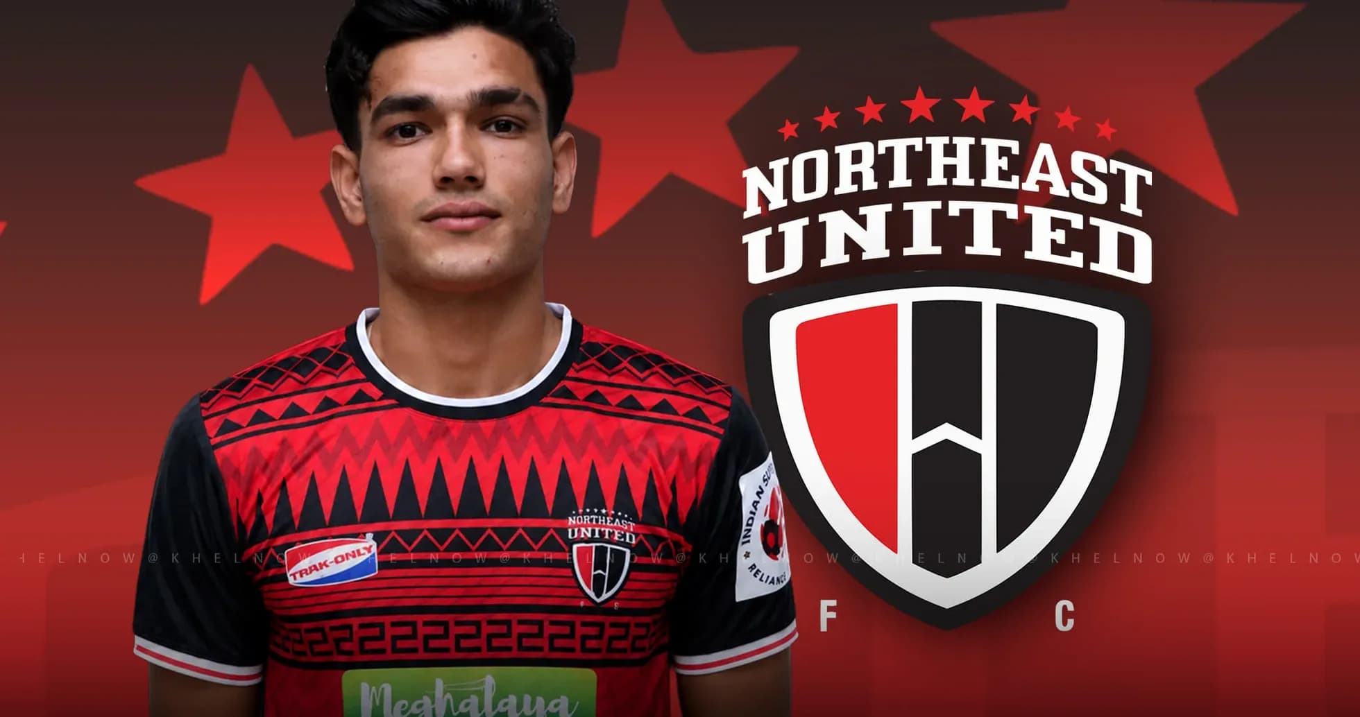 Jugador con camiseta de Northeast United FC posando