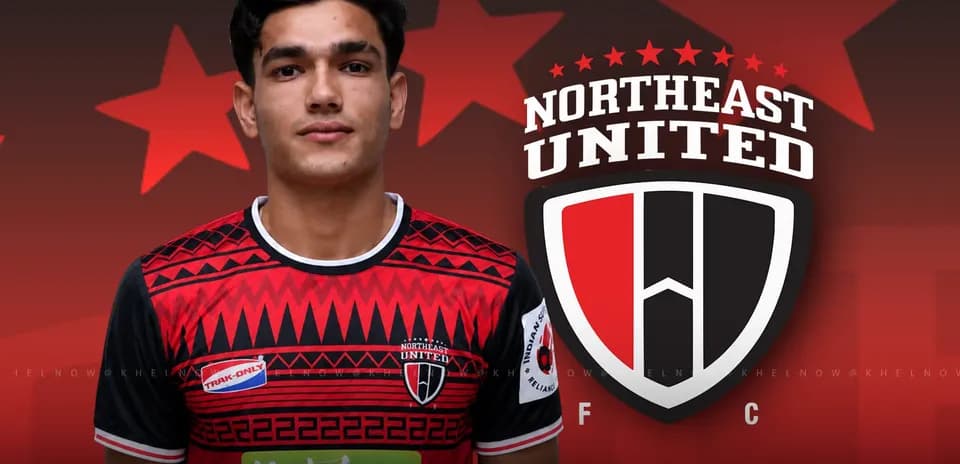 Jugador con camiseta de Northeast United FC posando