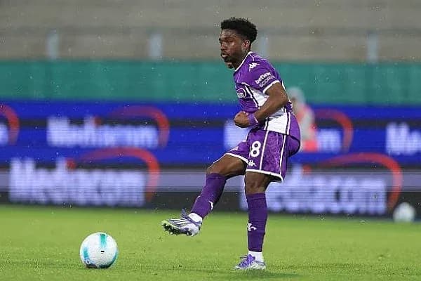 Jugador en acción durante partido de fútbol