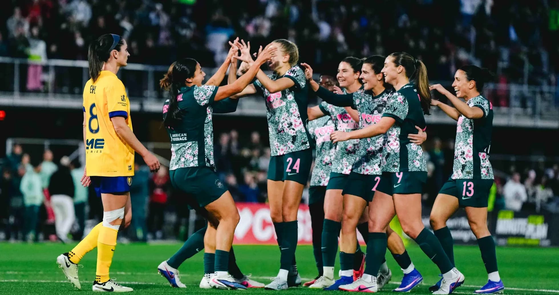 Celebración de gol del equipo femenino en el partido