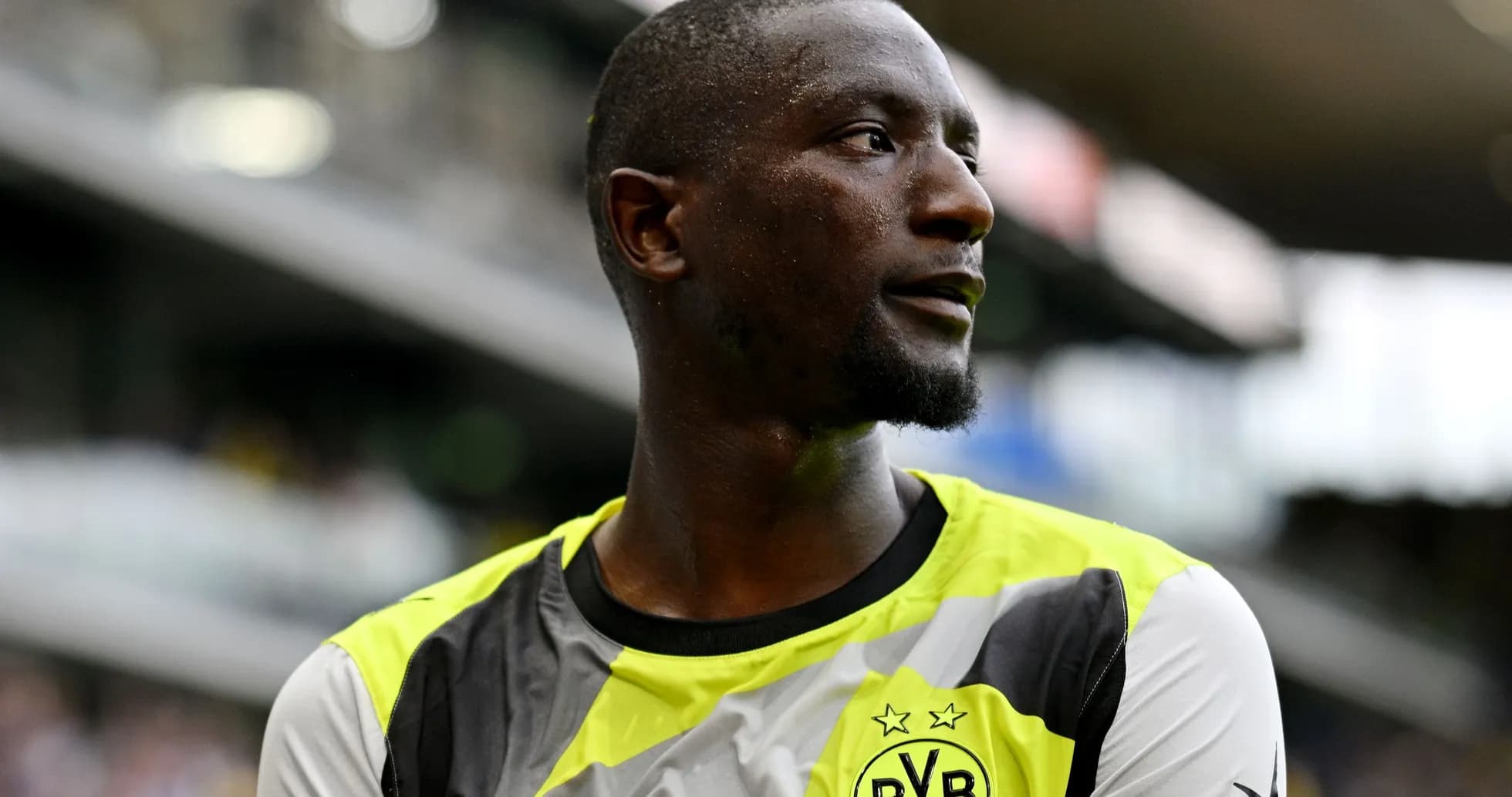 Jugador de Borussia Dortmund en uniforme durante partido