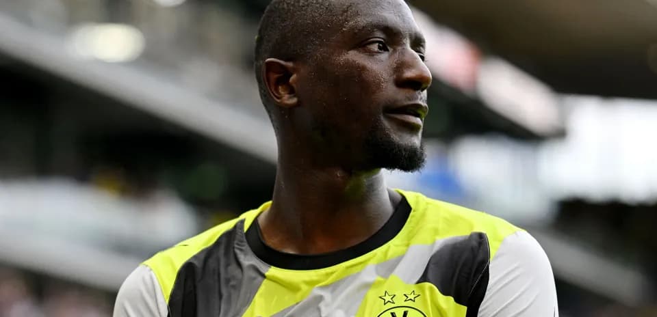 Jugador de Borussia Dortmund en uniforme durante partido