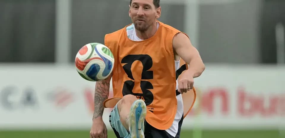 Jugador entrenando y controlando un balón en práctica