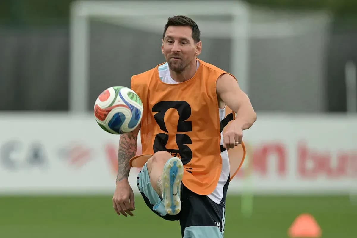 Jugador entrenando y controlando un balón en práctica