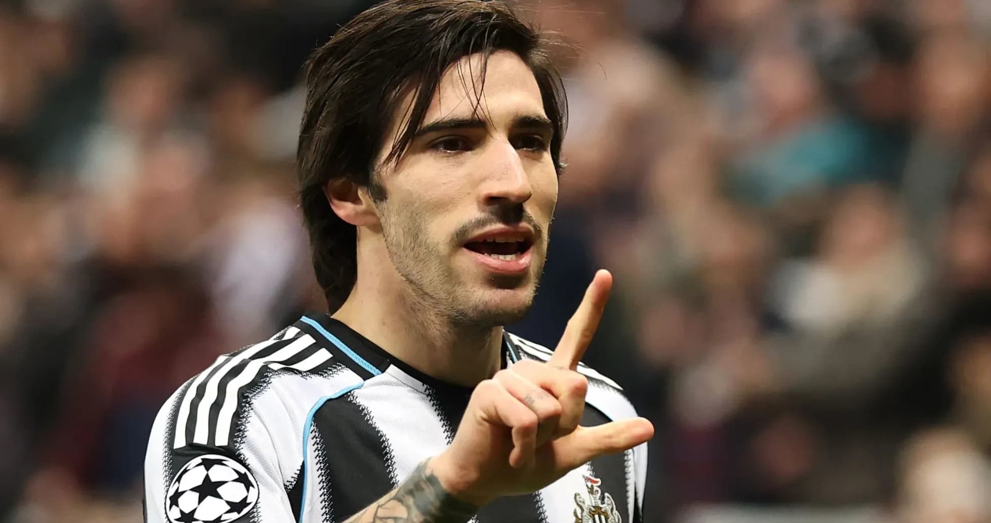 Jugador de Newcastle celebrando con gesto de mano
