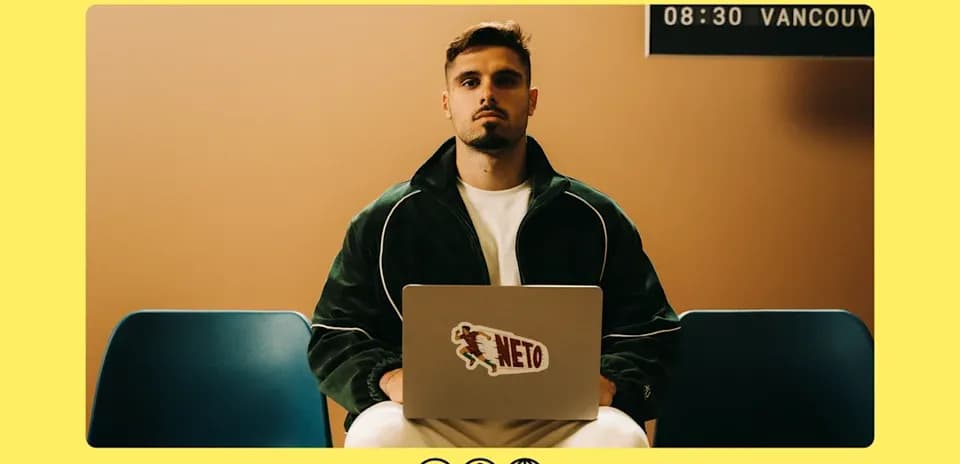 Persona sentado con laptop en un entorno moderno