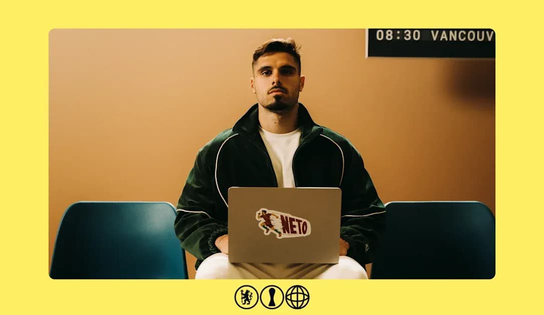 Persona sentado con laptop en un entorno moderno
