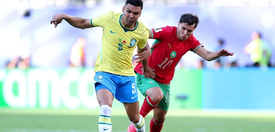 Casemiro y jugador marroquí en el partido