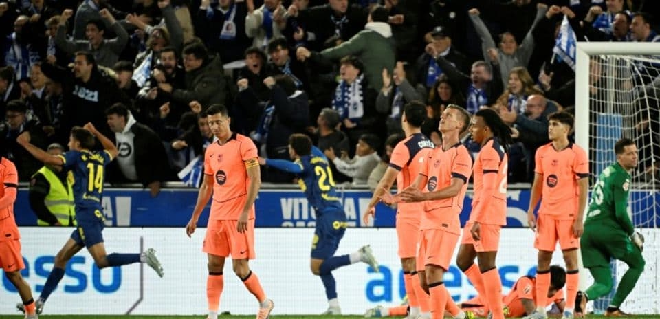 Jugadores en uniforme rosa tras un gol rival