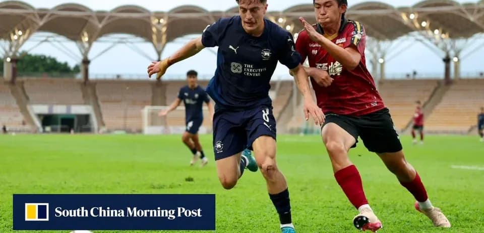 Jugador intentando controlar el balón en el campo