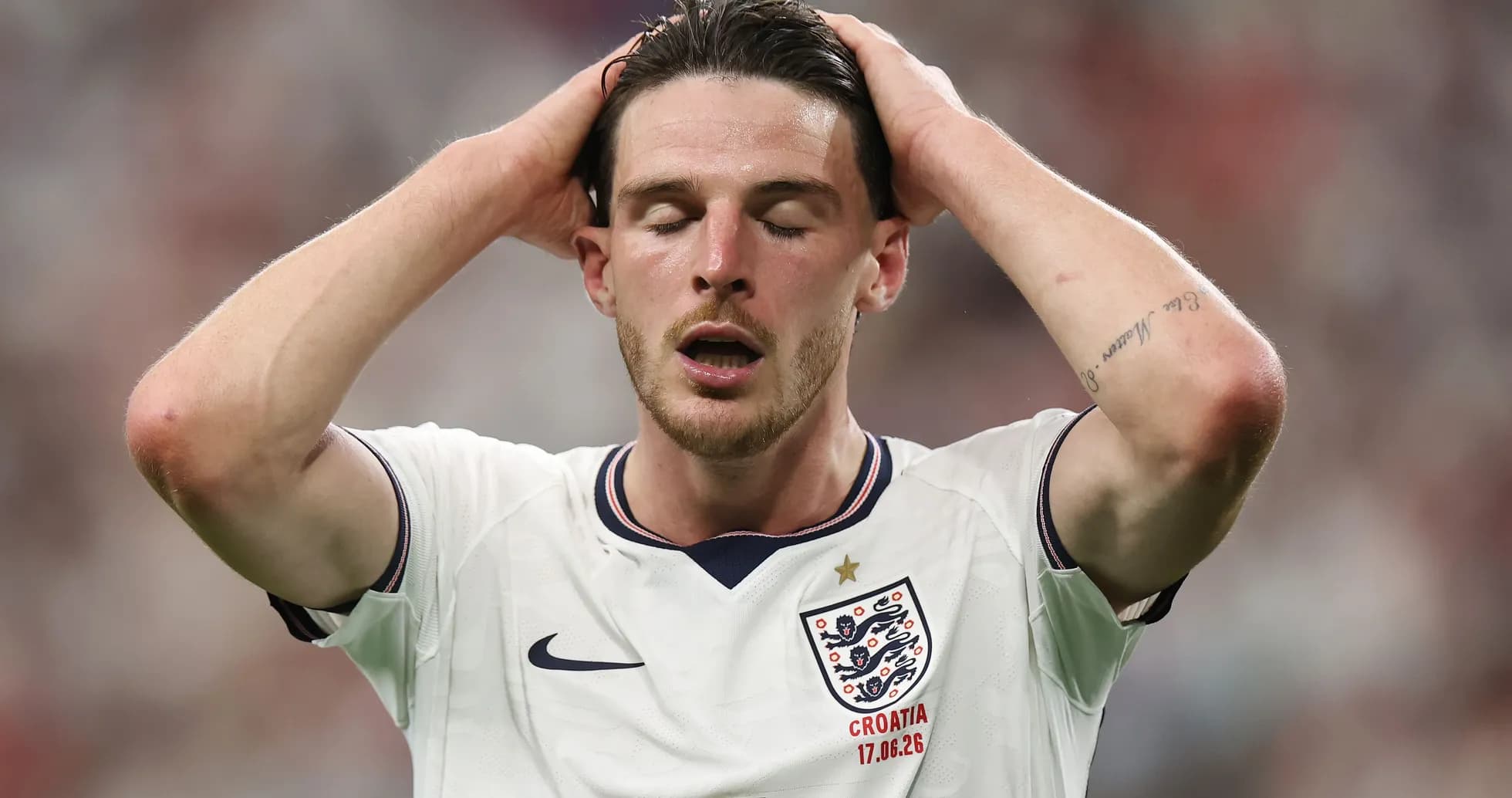 Jugador de Inglaterra con las manos en la cabeza