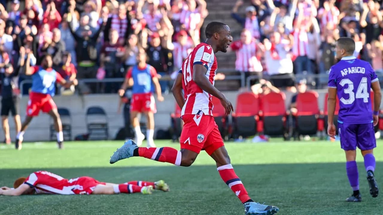 Jugador de Atlético Ottawa celebra un gol