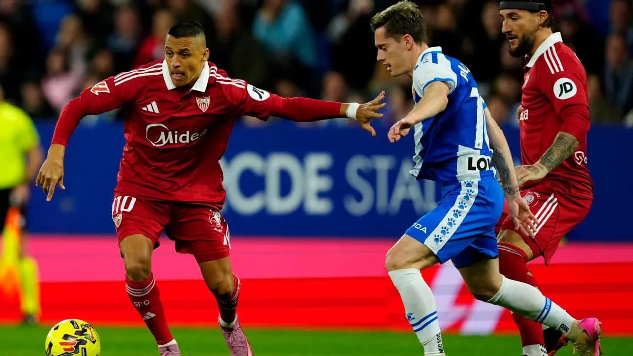 Jugadores de Sevilla y Espanyol en acción